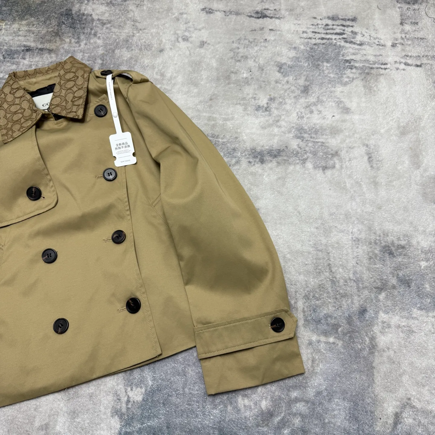 New for the New Year, COH’s Classic logo presbyopic Khaki short Barn style jacket and windbreaker! Sisters! The super-good-looking windbreaker is here, it fits the BBR, it’s cool and cool! Stylish and elegant! Neat, stylish and slimming, the short version is super friendly for girls and can well optimize body proportions. Pair it with high-waisted pants or a skirt to create the illusion of long legs in minutes. Whether it is buttoned up or unbuttoned, it is very stylish. It is perfect for taking pictures when traveling in spring. It is full of atmosphere. The earth tones that revive all things are very powerful. The double-breasted design and the Classic jacquard pattern on the collar give it a full sense of luxury! The cabinets are made of the same fabric and shipped from a trading company. The quality is absolutely excellent and there is no stress in getting in and out of the cabinets. Koujia's exclusive engraved horn buckle, the details are in place. The fabric inside is also Koujia's exclusive jacquard fabric. The entire dress is made of fabric, without the traditional lining, and the texture is very good. The classic style of the windbreaker, the upper part of the body is very beautiful, the shopkeeper definitely keeps it for himself! This is the only batch, no more missing out! 🤗🤗🤗 Color: Khaki Color Size: S-L (Material: Khaki twill cotton) S: Length 58cm, Bust 104cm, Shoulder Width 41.5cm, Sleeve Length 59cm M: Length 59cm, Bust 108cm, Shoulder Width 42.5m, Sleeve Length 60cm L: Length 61cm, Bust 112cm, Shoulder Width 43.5cm Sleeve length 61cm